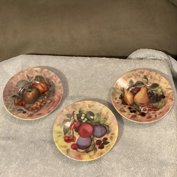VTG 1990's-3 Godinger Still Life Saucers-w/Pear/Plum/Apple-Signed-4.75" Dia-EUC - Picture 2 of 9